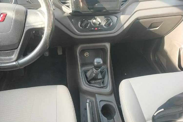 Used Wuling Hongguang V 2022 1.5L Jingqu Edition Electric-Assist LAR Gear Lever