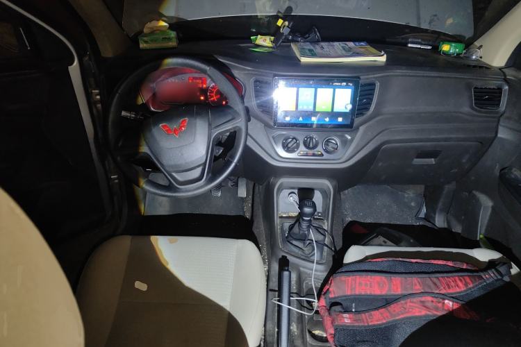 Used Wuling Hongguang V 2022 1.5L Jingqu Version Hydraulic Power Steering LAR Interior 2