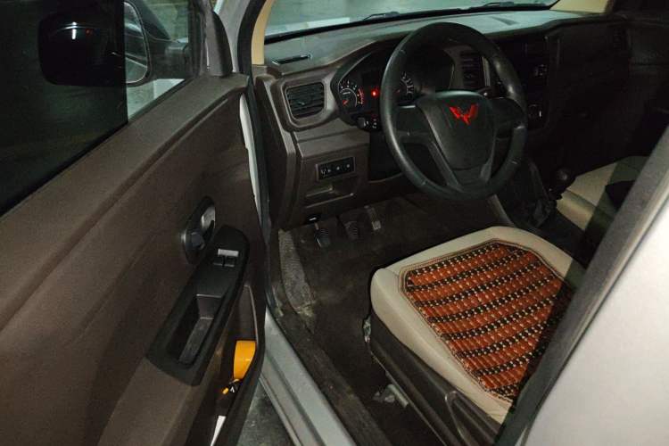 Used Wuling Hongguang V 2022 1.5L Jingqu Version Hydraulic Power Steering LAR Interior 3