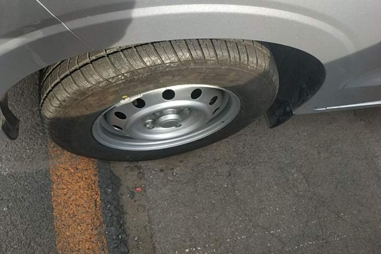Used Wuling Hongguang V 2022 1.5L Jingqu Edition Electric-Assist LAR Left Front Wheel Hub