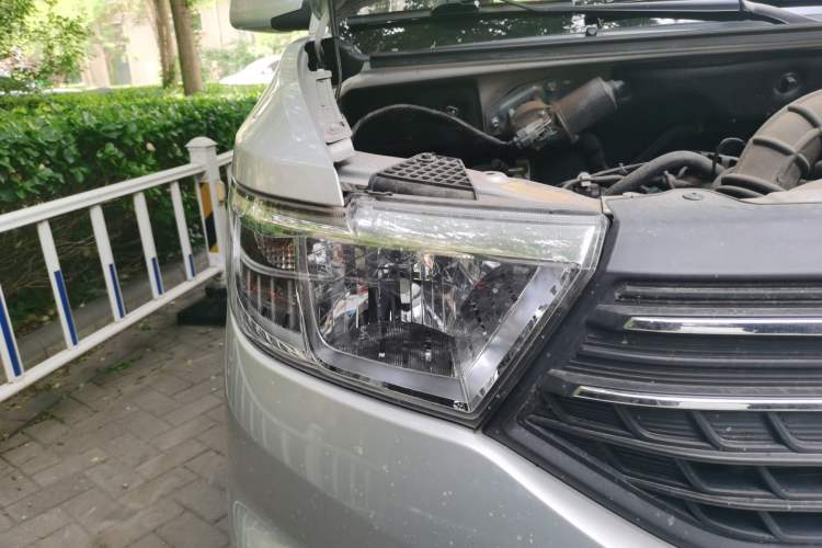 Used Wuling Hongguang V 2022 1.5L Enjoy Edition Electric-Powered LAR Right Front Headlight
