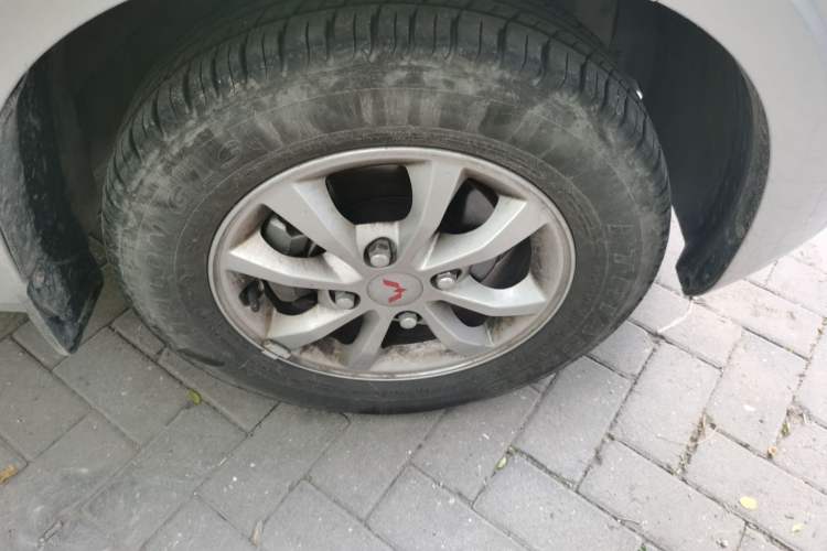 Used Wuling Hongguang V 2022 1.5L Enjoy Edition Electric-Powered LAR Right Front Wheel Hub