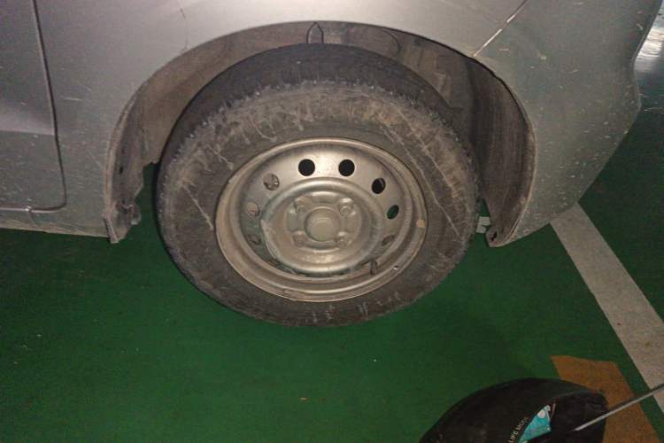 Used Wuling Hongguang V 2022 1.5L Jingqu Edition Electric-Assist LAR Right Front Wheel Hub