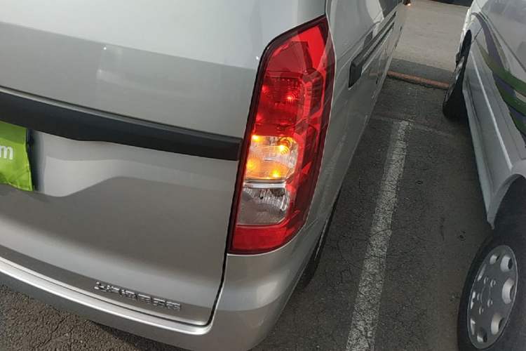 Used Wuling Hongguang V 2022 1.5L Jingqu Edition Electric-Assist LAR Right Rear Taillight