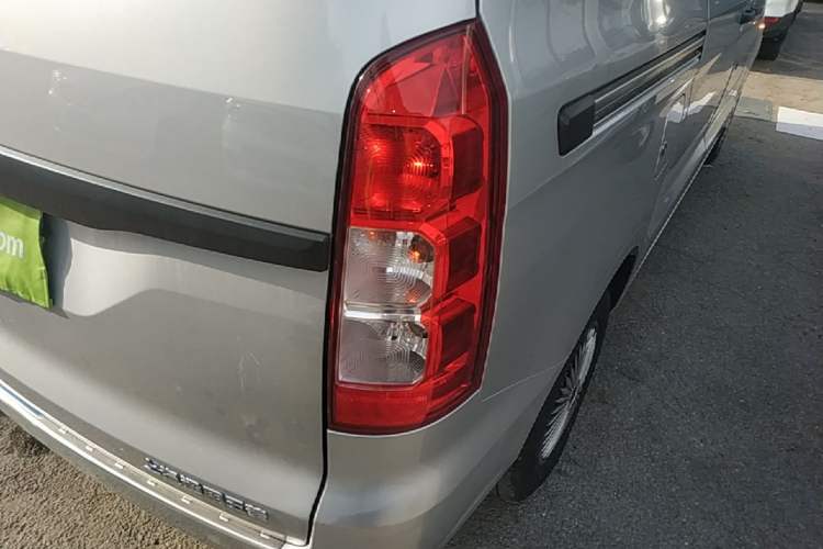 Used Wuling Hongguang V 2022 1.5L Jingqu Edition Electric-Assist LAR Right Rear Taillight