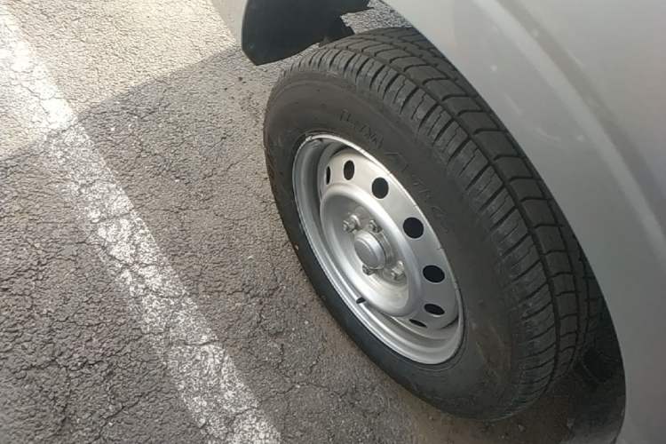 Used Wuling Hongguang V 2022 1.5L Jingqu Edition Electric-Assist LAR Right Rear Wheel Hub