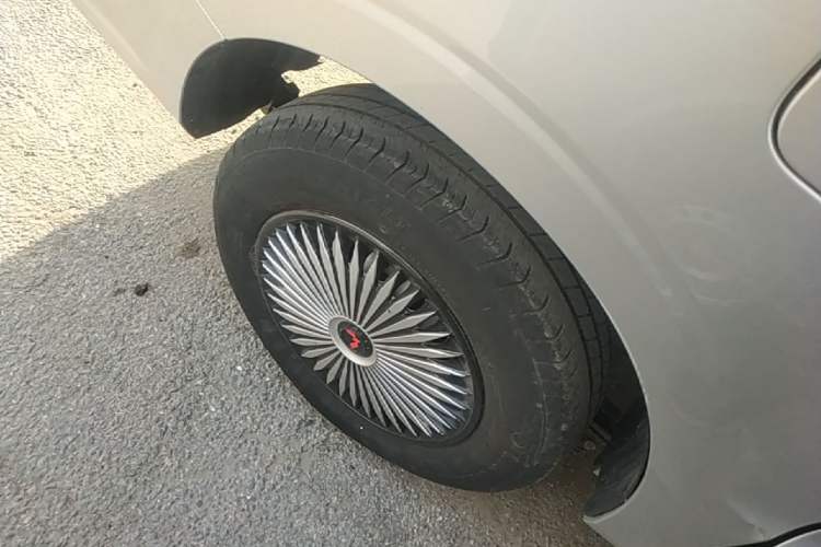 Used Wuling Hongguang V 2022 1.5L Jingqu Edition Electric-Assist LAR Right Rear Wheel Hub