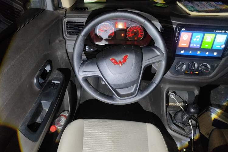 Used Wuling Hongguang V 2022 1.5L Jingqu Version Hydraulic Power Steering LAR Steering Wheel