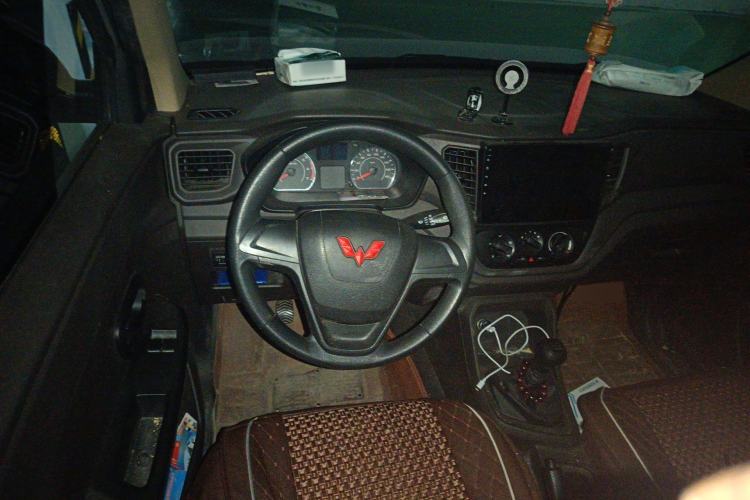 Used Wuling Hongguang V 2022 1.5L Jingqu Edition Electric-Assist LAR Steering Wheel