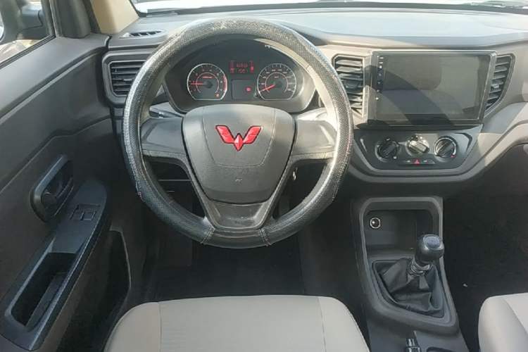 Used Wuling Hongguang V 2022 1.5L Jingqu Edition Electric-Assist LAR Steering Wheel