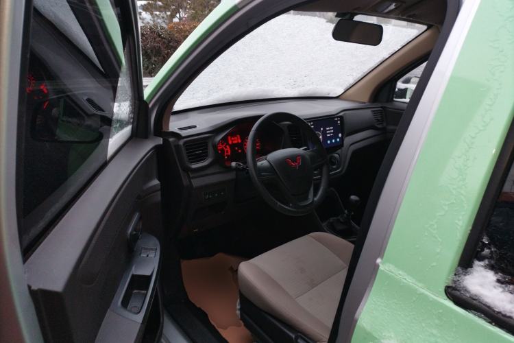 Used Wuling Hongguang V 2022 1.5L Jingqu Version Hydraulic Power Steering LAR Interior 3