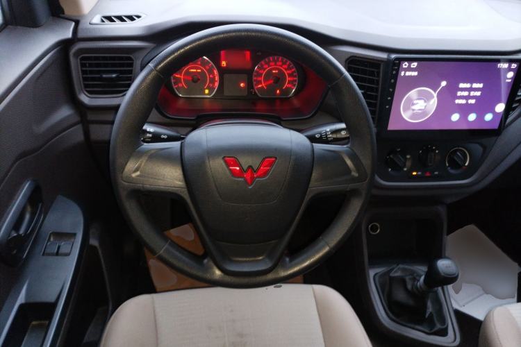Used Wuling Hongguang V 2022 1.5L Jingqu Version Hydraulic Power Steering LAR Steering Wheel