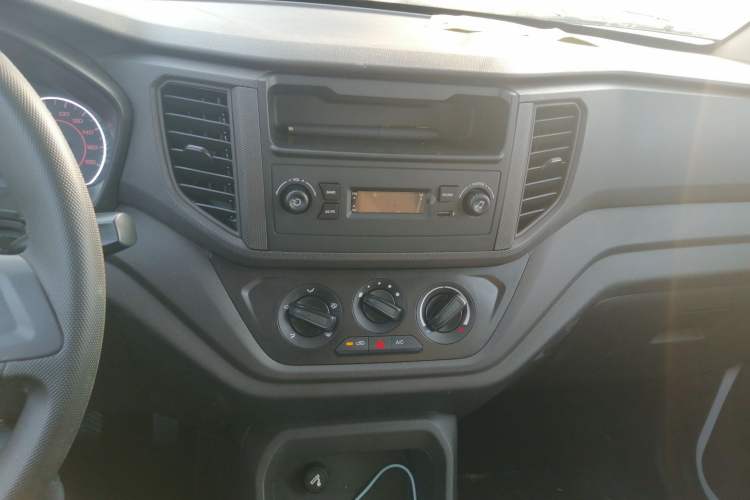 Used Wuling Hongguang V 2022 1.5L Jingqu Version Hydraulic Power Steering LAR Audio And AC Panel