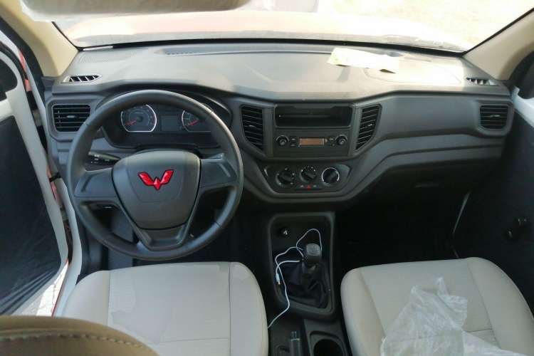 Used Wuling Hongguang V 2022 1.5L Jingqu Version Hydraulic Power Steering LAR Center Console
