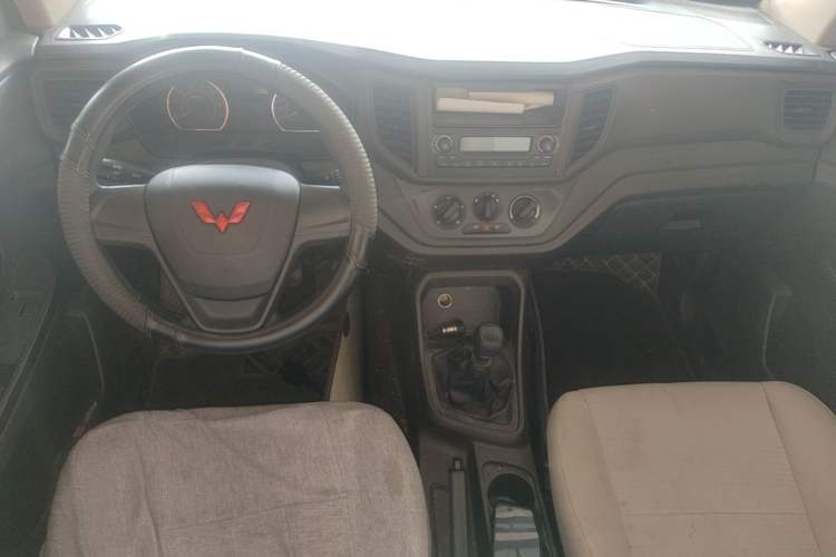 Used Wuling Hongguang V 2022 1.5L Jingqu Version Hydraulic Power Steering LAR Center Console