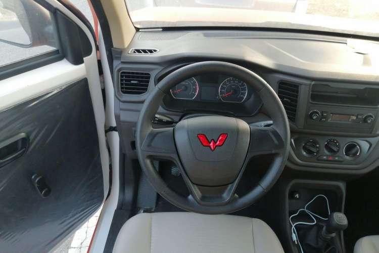 Used Wuling Hongguang V 2022 1.5L Jingqu Version Hydraulic Power Steering LAR Steering Wheel
