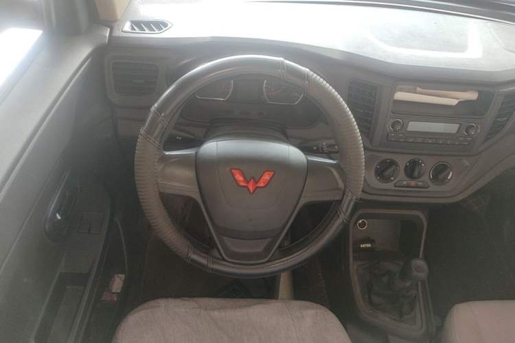 Used Wuling Hongguang V 2022 1.5L Jingqu Version Hydraulic Power Steering LAR Steering Wheel