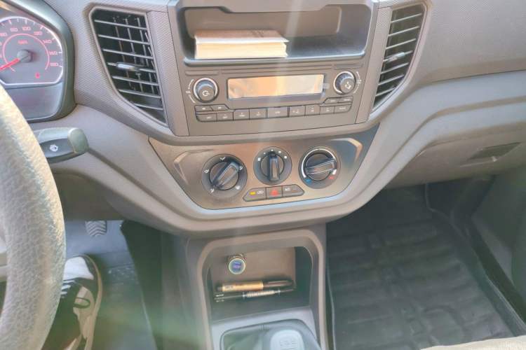 Used Wuling Hongguang V 2022 1.5L Jingqu Edition Electric-Assist LAR Audio And AC Panel