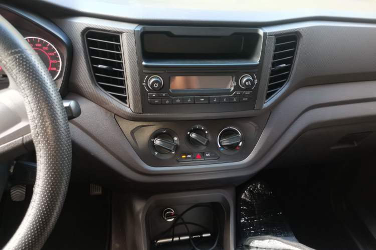 Used Wuling Hongguang V 2022 1.5L Enjoy Edition Electric-Powered LAR Audio And AC Panel