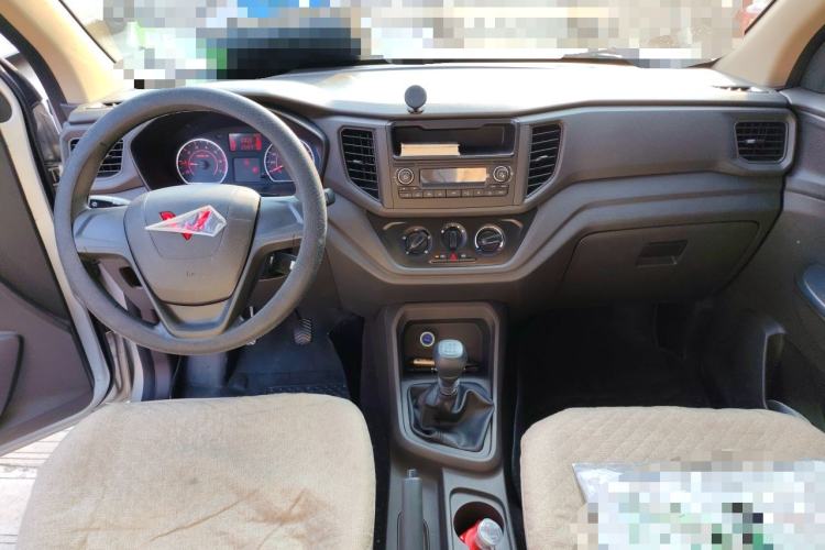 Used Wuling Hongguang V 2022 1.5L Jingqu Edition Electric-Assist LAR Center Console