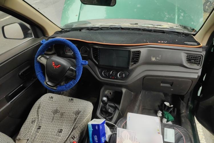 Used Wuling Hongguang V 2022 1.5L Jingqu Edition Enclosed-Window Vehicle with Hydraulic Power Steering LAR Center Console