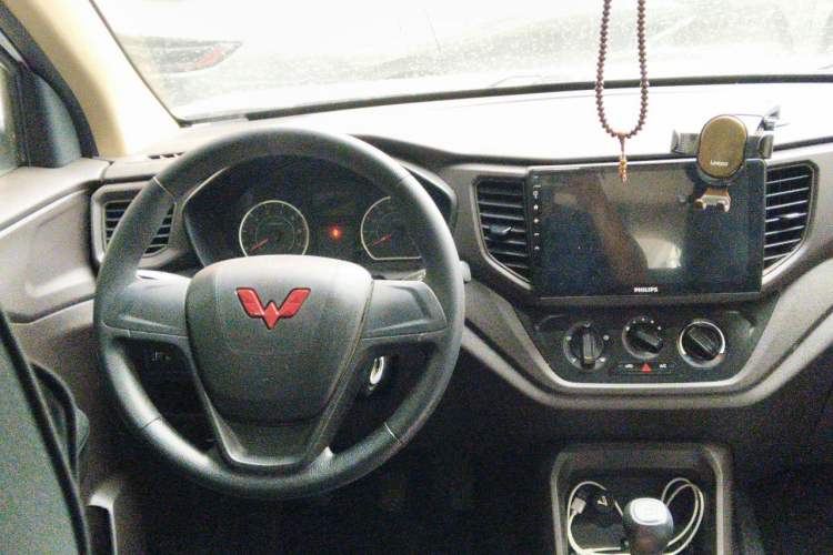 Used Wuling Hongguang V 2022 1.5L Jingqu Version Hydraulic Power Steering LAR Center Console