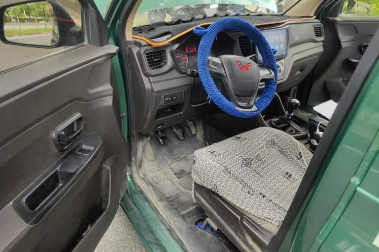 Used Wuling Hongguang V 2022 1.5L Jingqu Edition Enclosed-Window Vehicle with Hydraulic Power Steering LAR Driver Seat