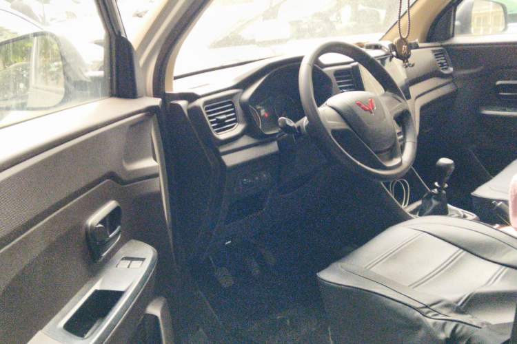 Used Wuling Hongguang V 2022 1.5L Jingqu Version Hydraulic Power Steering LAR Driver Seat
