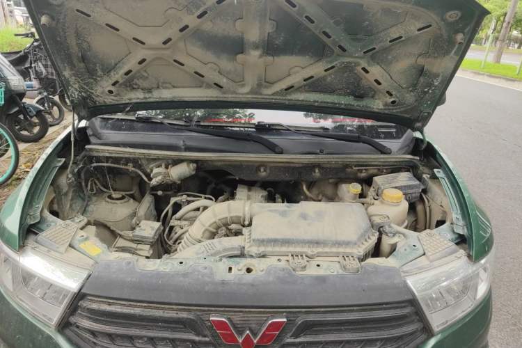 Used Wuling Hongguang V 2022 1.5L Jingqu Edition Enclosed-Window Vehicle with Hydraulic Power Steering LAR Engine Bay