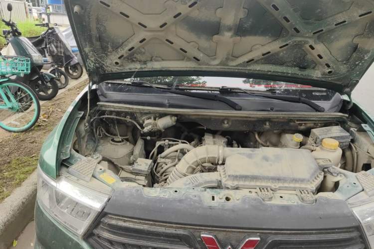 Used Wuling Hongguang V 2022 1.5L Jingqu Edition Enclosed-Window Vehicle with Hydraulic Power Steering LAR Engine Bay Right