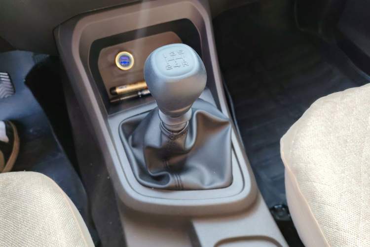 Used Wuling Hongguang V 2022 1.5L Jingqu Edition Electric-Assist LAR Gear Lever