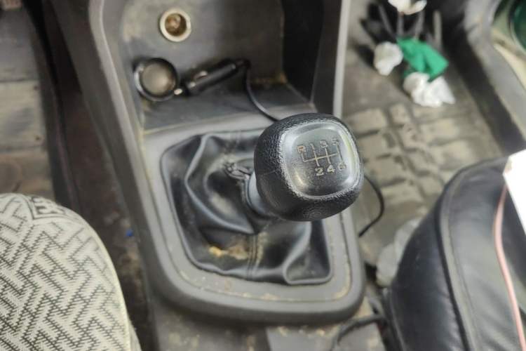 Used Wuling Hongguang V 2022 1.5L Jingqu Edition Enclosed-Window Vehicle with Hydraulic Power Steering LAR Gear Lever