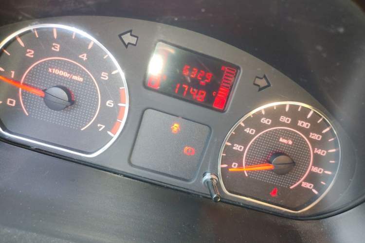 Used Wuling Hongguang V 2022 1.5L Jingqu Edition Electric-Assist LAR Odometer Close Up