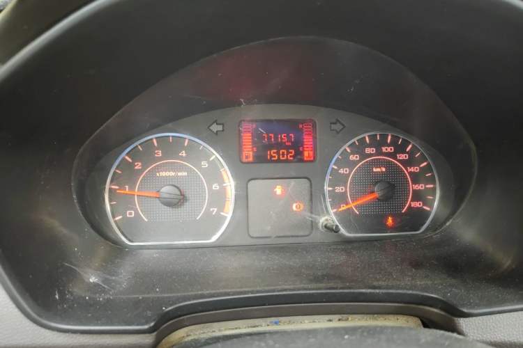 Used Wuling Hongguang V 2022 1.5L Jingqu Edition Enclosed-Window Vehicle with Hydraulic Power Steering LAR Odometer Close Up