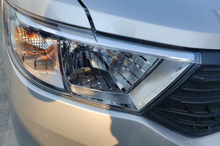 Used Wuling Hongguang V 2022 1.5L Jingqu Edition Electric-Assist LAR Right Front Headlight