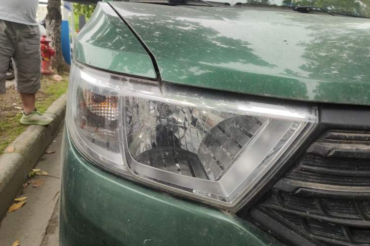 Used Wuling Hongguang V 2022 1.5L Jingqu Edition Enclosed-Window Vehicle with Hydraulic Power Steering LAR Right Front Headlight