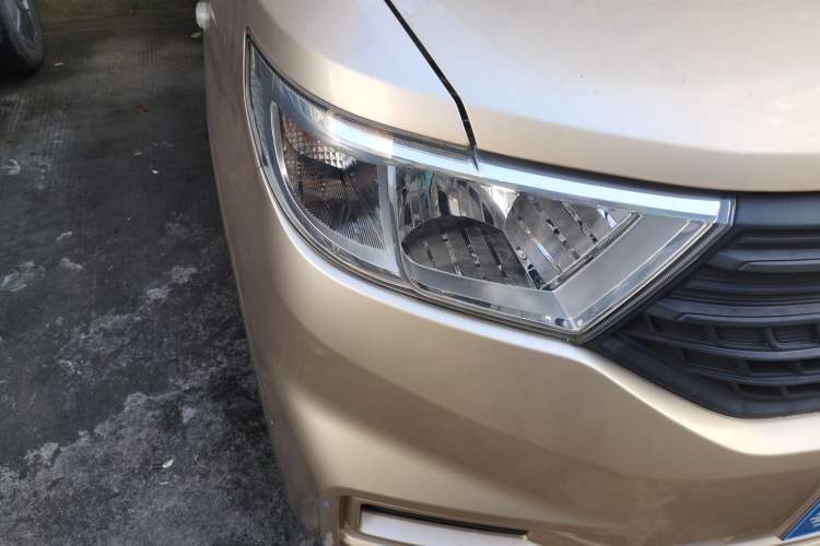 Used Wuling Hongguang V 2022 1.5L Enjoy Edition Electric-Powered LAR Right Front Headlight