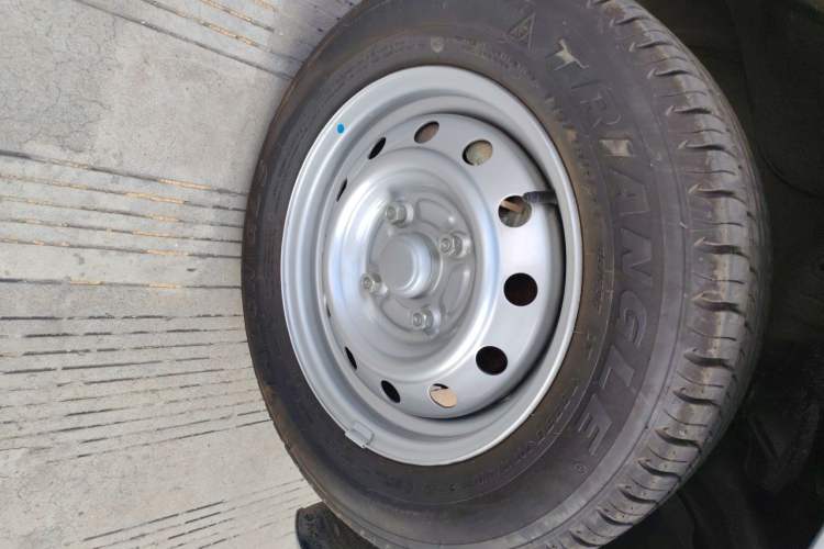 Used Wuling Hongguang V 2022 1.5L Jingqu Edition Electric-Assist LAR Right Front Wheel Hub