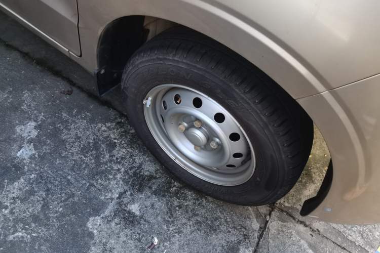 Used Wuling Hongguang V 2022 1.5L Enjoy Edition Electric-Powered LAR Right Front Wheel Hub