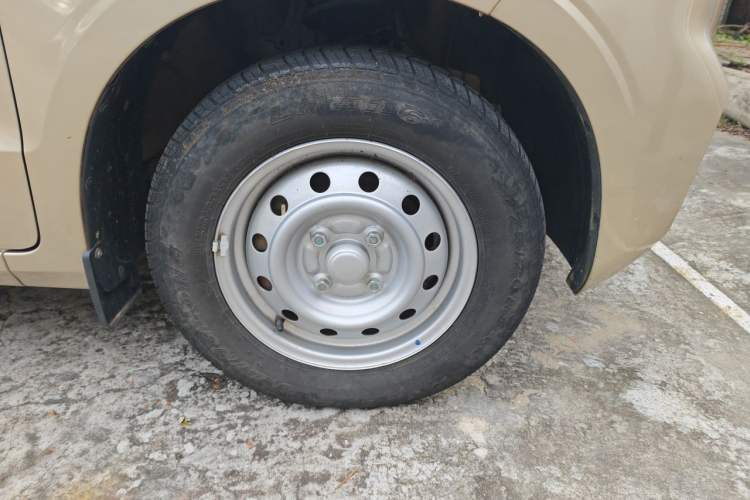 Used Wuling Hongguang V 2022 1.5L Jingqu Version Hydraulic Power Steering LAR Right Front Wheel Hub