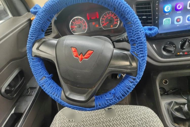 Used Wuling Hongguang V 2022 1.5L Jingqu Edition Enclosed-Window Vehicle with Hydraulic Power Steering LAR Steering Wheel