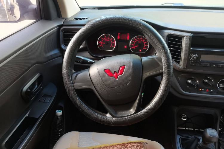 Used Wuling Hongguang V 2022 1.5L Enjoy Edition Electric-Powered LAR Steering Wheel