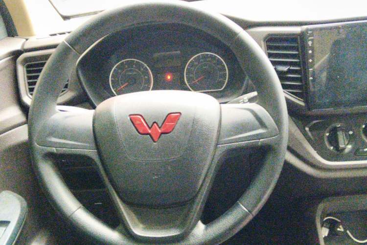Used Wuling Hongguang V 2022 1.5L Jingqu Version Hydraulic Power Steering LAR Steering Wheel