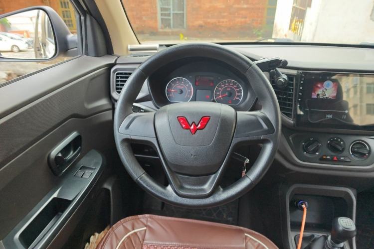 Used Wuling Hongguang V 2022 1.5L Jingqu Version Hydraulic Power Steering LAR Steering Wheel