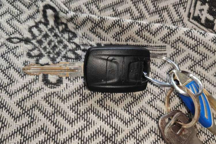 Used Wuling Hongguang V 2022 1.5L Jingqu Edition Enclosed-Window Vehicle with Hydraulic Power Steering LAR Vehicle Key