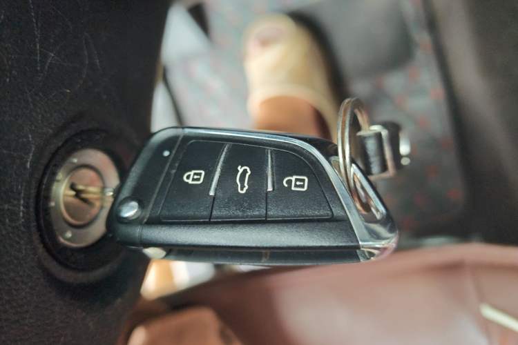 Used Wuling Hongguang V 2022 1.5L Jingqu Version Hydraulic Power Steering LAR Vehicle Key
