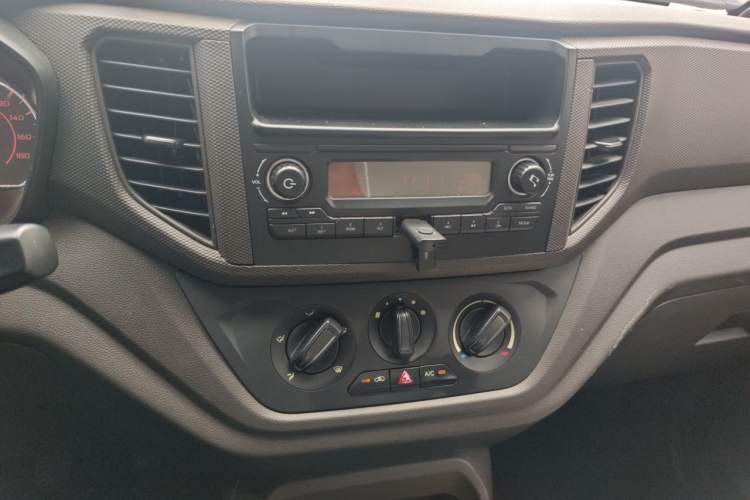 Used Wuling Hongguang V 2022 1.5L Jingqu Edition Enclosed-Window Vehicle with Hydraulic Power Steering LAR Audio And AC Panel