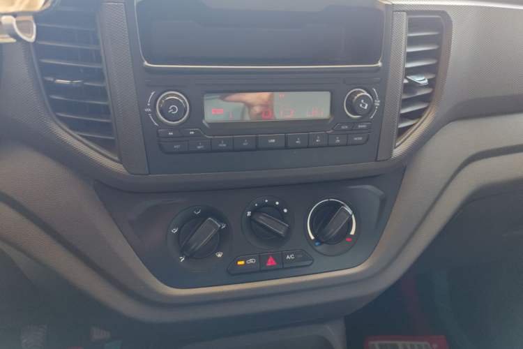 Used Wuling Hongguang V 2022 1.5L Jingqu Edition Enclosed-Window Vehicle with Hydraulic Power Steering LAR Audio And AC Panel
