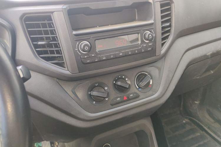 Used Wuling Hongguang V 2022 1.5L Jingqu Version Hydraulic Power Steering LAR Audio And AC Panel