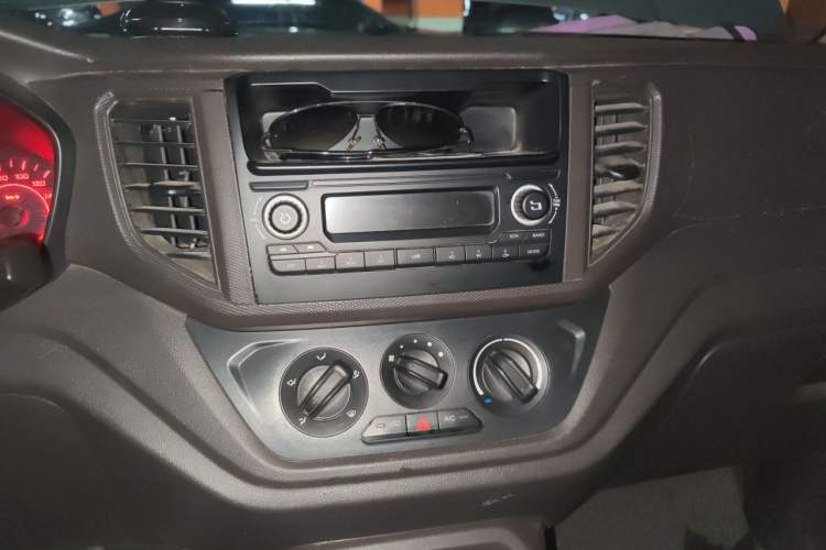 Used Wuling Hongguang V 2022 1.5L Jingqu Edition Electric-Assist LAR Audio And AC Panel